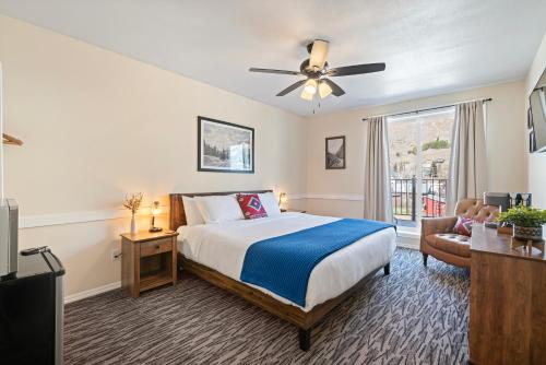 ein Hotelzimmer mit einem Bett und einem Fenster in der Unterkunft The Bent Elbow in Silverton