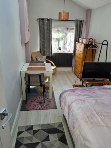 1 Bed Annex 2 mins from Harlow Mill train station TV 또는 엔터테인먼트 센터