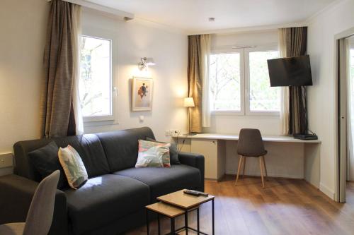 庫爾布瓦的住宿－Charming apartment with balcony in Courbevoie，客厅配有沙发和桌子
