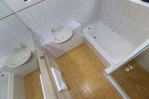 a bathroom with two sinks and a tub and a toilet at Rancho Relaxo - Great For Longer Stays! Free Wifi in Perth