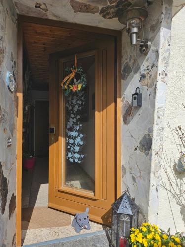 Una puerta de una casa con una corona. en GästeZimmer im Altbau Dachgeschoss mit kleinem Bad WLAN, TV und Parkplatz en Lachen