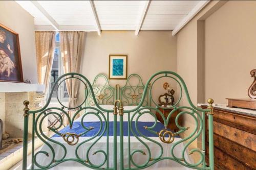 a green metal bed in a room at Kasa Celeste Aida in Gallipoli
