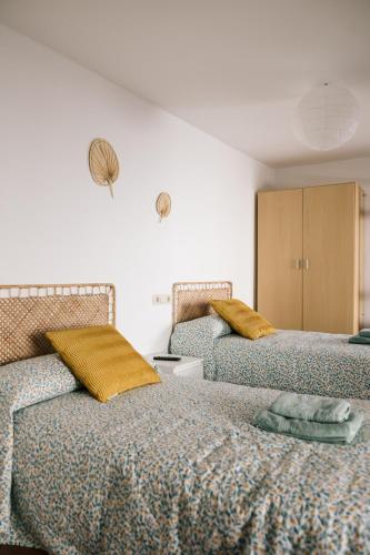 two beds sitting next to each other in a bedroom at Casa Ochavada in Archidona
