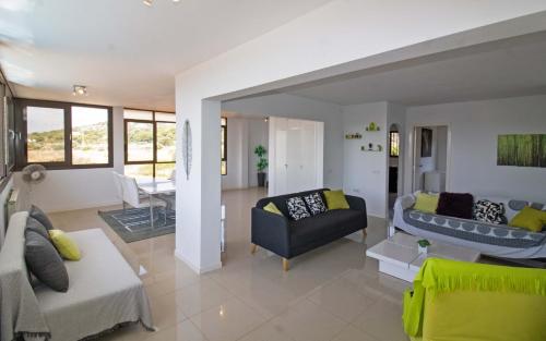 un ampio soggiorno con divano di Villa con piscina privada y barbacoa - ALBERT VILLAS Alcossebre ad Alcossebre