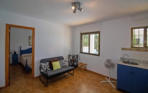 un soggiorno con sedia e una camera da letto di Villa con piscina privada y barbacoa - ALBERT VILLAS Alcossebre ad Alcossebre
