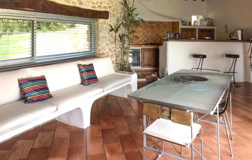 une cuisine avec un banc blanc et une table dans l'établissement Stunning Home In Vaison-La-Romaine, à Vaison-la-Romaine