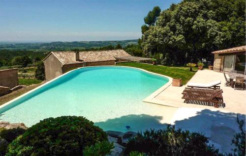 a large swimming pool in front of a house at Stunning Home In Vaison-La-Romaine in Vaison-la-Romaine