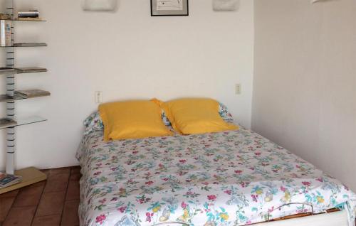 ein kleines Schlafzimmer mit einem Bett mit einer bunten Bettdecke in der Unterkunft Pet Friendly Home In Vaison-la-romaine With Private Swimming Pool, Can Be Inside Or Outside in Vaison-la-Romaine