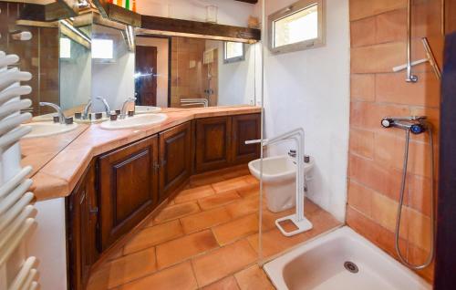 ein Badezimmer mit zwei Waschbecken und einem WC. in der Unterkunft Pet Friendly Home In Vaison-la-romaine With Private Swimming Pool, Can Be Inside Or Outside in Vaison-la-Romaine