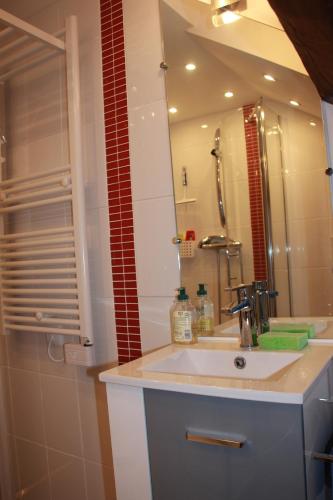 ル・モンドールにあるVilla PRIMEVERE 23のバスルーム(洗面台、鏡付)