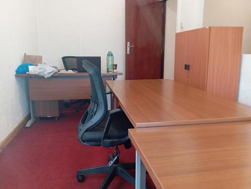 oficina con escritorio con silla y ordenador en Park Place Business Center en Nairobi