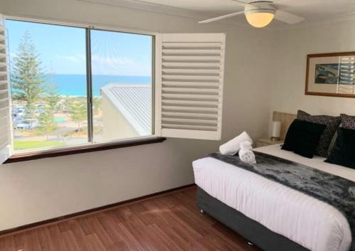 Un pat sau paturi într-o cameră la Scarborough Beach Front Resort - Shell Thirteen