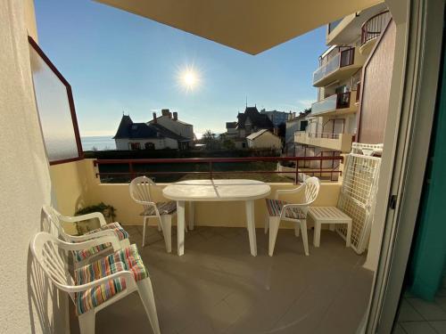 un balcon avec une table et des chaises sur un balcon dans l'établissement Le Boisvinet de la plage, à Saint-Gilles-Croix-de-Vie