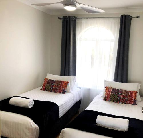 2 Betten in einem Zimmer mit Fenster in der Unterkunft West Beach Lagoon 123 - Location & Views!!! in Perth