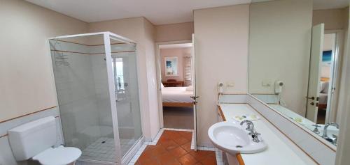 ein Bad mit einer Dusche, einem WC und einem Waschbecken in der Unterkunft The Sea Breeze Penthouse Apartment in Perth