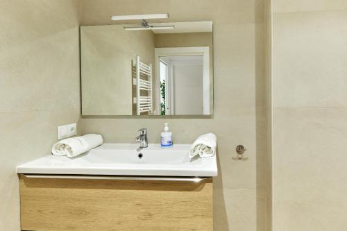 a bathroom with a sink and a mirror at Zona Hospitales y Clinica Universitaria - TuApartamento in Pamplona