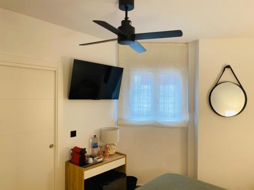 TV a/nebo společenská místnost v ubytování El Parador del César Boutique, Aparcamiento Gratis