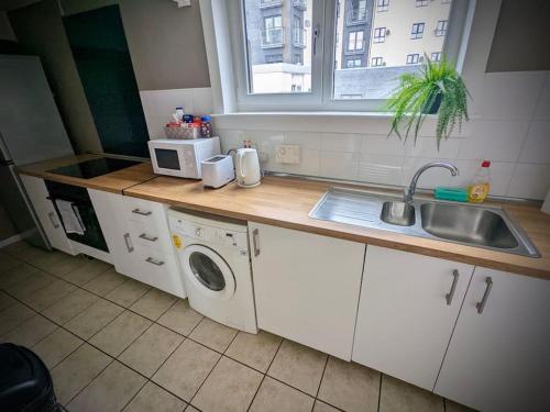 A kitchen or kitchenette at Cosy 2-bedroom house in Leith