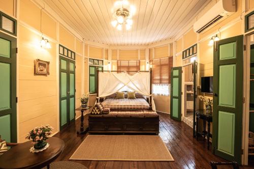 1 dormitorio con 1 cama en el centro de una habitación en Wallaya Heritage Stay en Bangkok