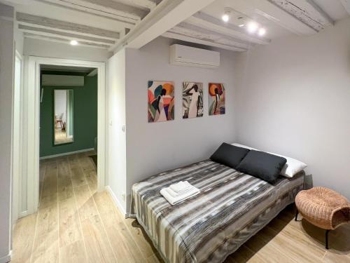 une chambre avec un lit et des tableaux au mur dans l'établissement Bilocale CAVANA LIFE, à Trieste