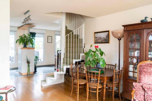 une salle à manger avec une table et des chaises dans l'établissement Charming duplex with two balconies in the 13th, à Paris