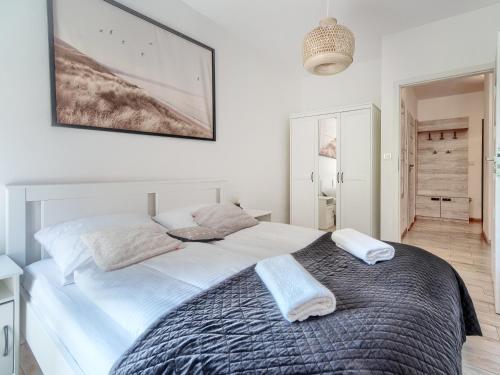 1 dormitorio blanco con 1 cama grande y 2 almohadas en Old Town Torunska en Gdansk