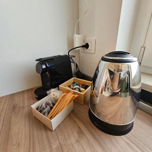 a coffee pot sitting on the floor next to a coffee maker at Casetta Meravigliosa Paullo in Paullo
