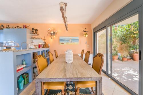 Η κουζίνα ή μικρή κουζίνα στο Spacious Villa by the sea