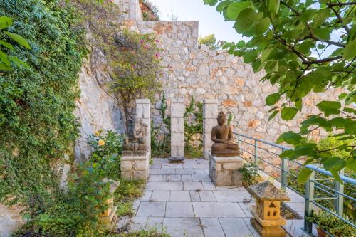 Κήπος έξω από το Spacious Villa by the sea