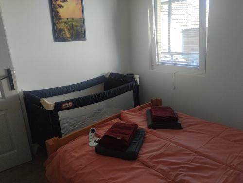 uma cama com duas almofadas num quarto em Kuća za odmor Jezero em Ostrovo