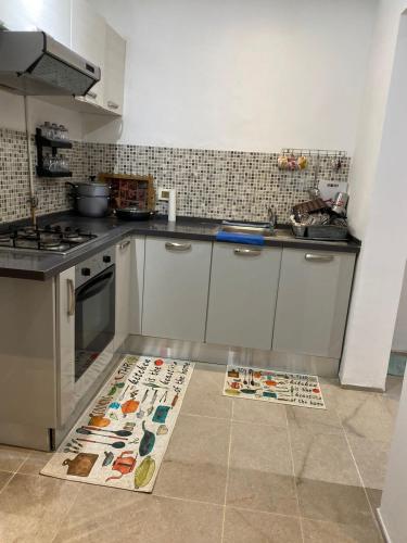 a kitchen with a stove and a counter top at Résidence palmerie 1 in La Marsa