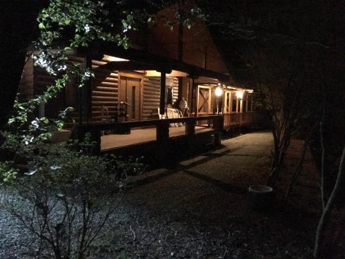 a house at night with lights on the porch at kinkonkan in Oguni
