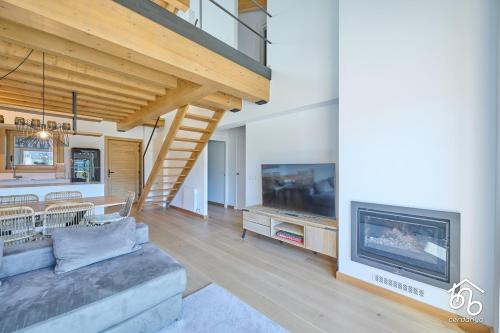 a living room with a couch and a fireplace at Espectacular apartamento dúplex Bellver in Bellver de Cerdanya 