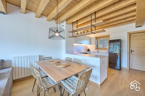 a kitchen and dining room with a table and chairs at Espectacular apartamento dúplex Bellver in Bellver de Cerdanya 