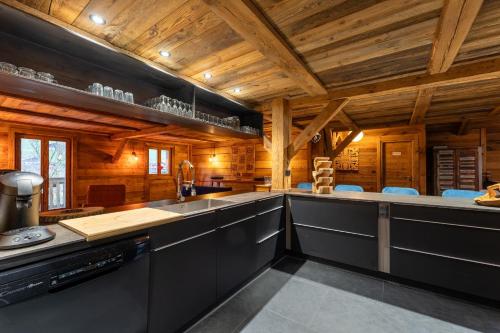 uma grande cozinha com paredes e tectos em madeira em Ferme Champ'alp em Abondance