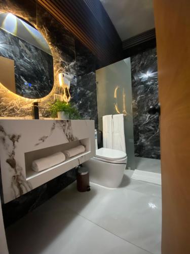 uma casa de banho com um WC e um espelho. em RIG Colonial Experience em Santo Domingo