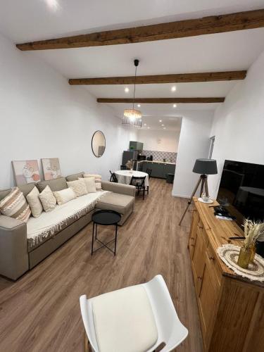 un grand salon avec un canapé et une télévision dans l'établissement Le Decazes, Séjournez à deux pas de la plage, à Marseille