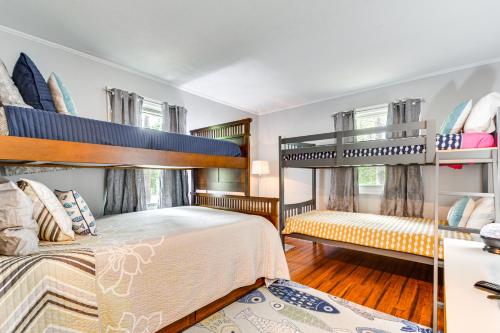 een slaapkamer met 2 stapelbedden en een raam bij Lakefront Leasburg Home with Dock and Views! 