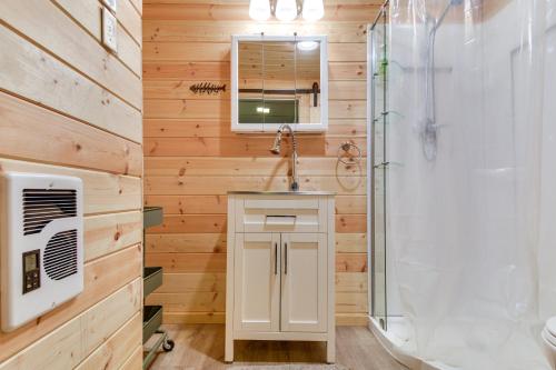 een badkamer met een wastafel en een douche bij Lakefront Leasburg Home with Dock and Views! 