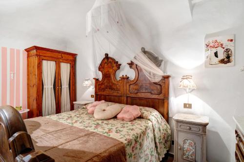 a bedroom with a bed with pink stuffed animals on it at Casa Maria in Dolcedo