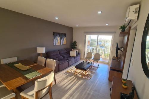 a living room with a table and a couch at Espectacular zona aeropuerto! in Asuncion