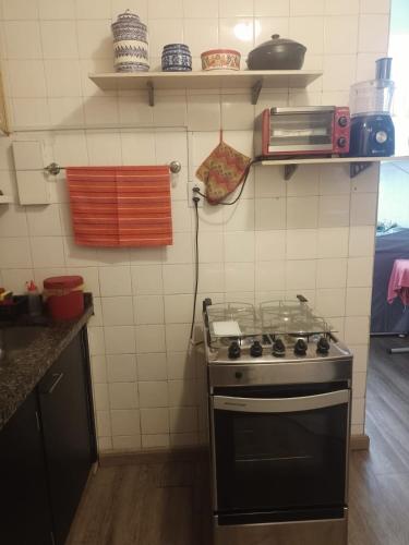 a kitchen with a stove top oven in a kitchen at Apartamento Parque Jardim Europa in Rio de Janeiro