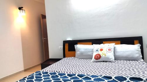 1 dormitorio con 1 cama con 2 almohadas en SOLACE Premium 3BHK Apartment Manyata Tech Park and Mall of Asia, en Bangalore