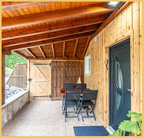 un bâtiment en bois avec un bureau sur un patio dans l'établissement Chez Marie I T3 I Viuz, à Viuz-en-Sallaz