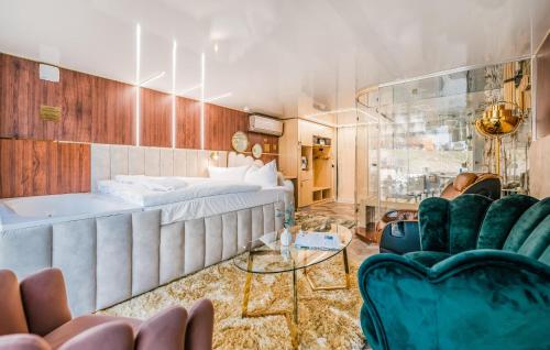 1 dormitorio con bañera, cama y sofá en Hausboot Relax, en Sagard