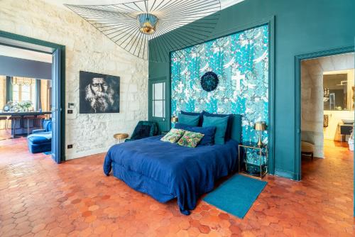 - une chambre avec un lit bleu et un mur bleu dans l'établissement centre historique Avignon appartement Haussmannien 140 m2, à Avignon