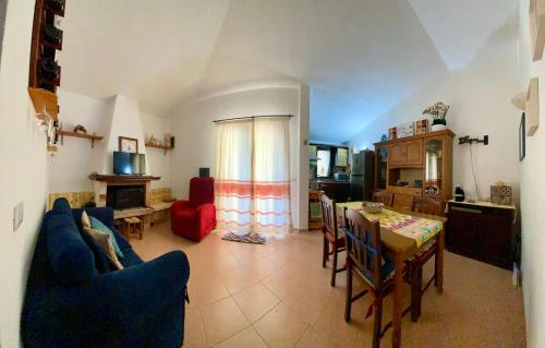uma sala de estar com uma mesa e uma sala de jantar em Villetta a Tanaunella em Tanaunella