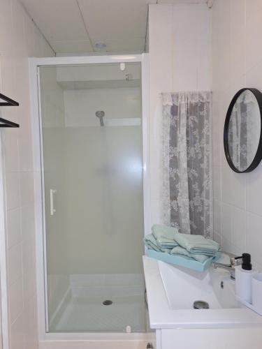 瑟堡昂科唐坦的住宿－Chez Nous，带淋浴和盥洗盆的白色浴室