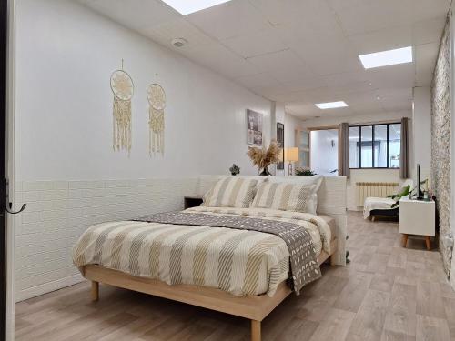 een slaapkamer met een groot bed in een kamer bij Chez Nous in Cherbourg en Cotentin