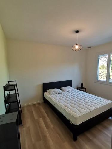 une chambre avec un grand lit dans une pièce dans l'établissement les mimosas, à Ruoms